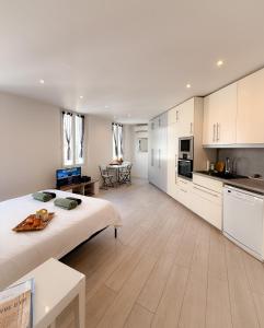 a large room with a large bed and a kitchen at Le Clemenceau By ApiRent #Cosy #200m des plages #Wifi in Cannes +41 photos