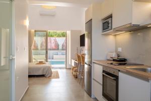Η κουζίνα ή μικρή κουζίνα στο Aladdin Luxury Suites With Shared Pool