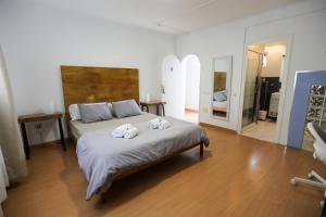 A bed or beds in a room at The Tree House Tenerife Még 37 kép