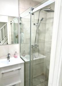 Thornton HeathにあるCharming Two-Bedroom Retreat-Garden Oasis Near Central London & Transport Linksのシャワーと洗面台付きのバスルーム