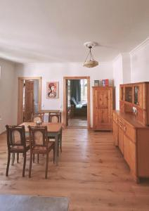 een keuken en eetkamer met een tafel en stoelen bij Kaiserhof Schwennenz in Grambow