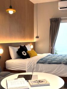 Llit o llits en una habitació de LAZYDAY IN NIMMAN