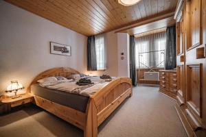 Ένα ή περισσότερα κρεβάτια σε δωμάτιο στο Zum Rota Hus 08