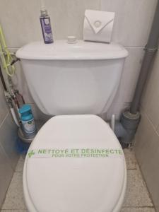 Koupelna v ubytování CARNON PLAGE évasion en bord de mer les pieds dans le sable Logement T4 pour 6 pers Terrasse vue mer Parking privé gratuit Accueil personnalisé + 13 fotografií