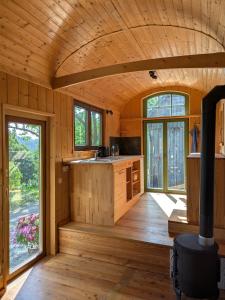an interior view of a kitchen in a log cabin at Tiny House - Natur und Komfort in Kulmbach