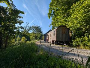an old barn sitting on the side of a road at Tiny House - Natur und Komfort in Kulmbach