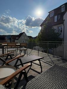 a group of picnic tables and chairs on a patio at Direkt am Marktplatz - Freudenstadt und Schwarzwald erleben in Freudenstadt