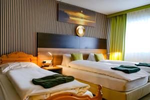 Letto o letti in una camera di Hotel Lakeview bei Interlaken