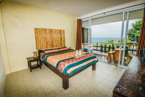 ein Schlafzimmer mit einem Bett mit Blick auf das Meer in der Unterkunft Sairee View Resort in Ko Tao + 37 Fotos