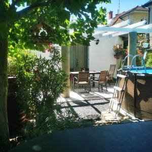 ブダペストにあるKúria apartman with private jacuzzi and poolの家の中のパティオ(テーブル、椅子付) +157枚の写真