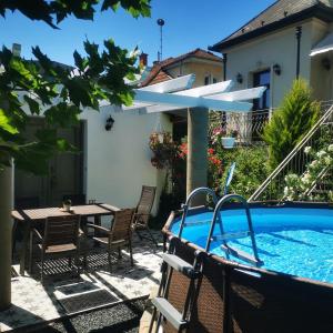 un patio avec une table et une piscine dans l'établissement Kúria apartman with private jacuzzi and pool, à Budapest