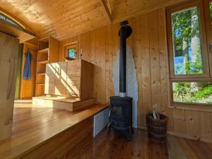 a wood stove in a room in a log cabin at Tiny House - Natur und Komfort in Kulmbach