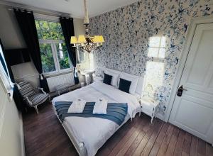 EtbosにあるLe Manoir des Etangsのベッドルーム1室(青と白の壁紙のベッド1台付) +23枚の写真