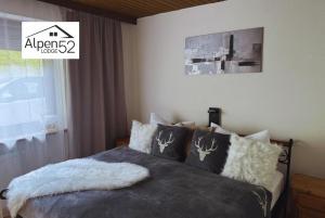 Postel nebo postele na pokoji v ubytování Ferienwohnung Alpenlodge 52