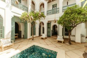 马拉喀什里亚德代尔庭院旅馆的建筑物内设有带游泳池的庭院
