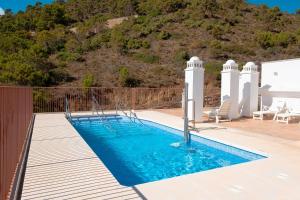 una piscina en un patio con una montaña en el fondo en 3 Bed Apartment In Benahavis, en Benahavís