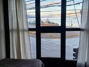 Una vista desde la ventana de un dormitorio de un aeropuerto. en Vista al Beagle, en Ushuaia 1 foto más