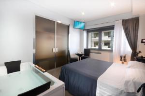 um quarto de hotel com uma cama e uma janela em Barbarella Suite em Nápoles