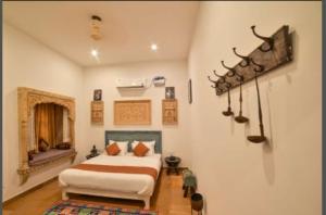 Katil atau katil-katil dalam bilik di Hotel Rang Niwas +2 gambar