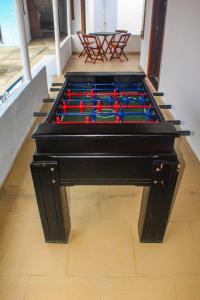 une table de billard au milieu d'une pièce dans l'établissement Pousada Areias do Mutá, à Porto Seguro
