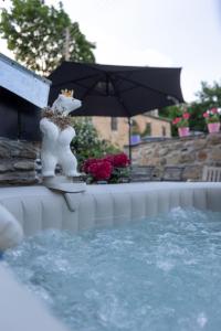 a statue of a wedding cake sitting on top of a swimming pool at Rock Dandy La Maison de l'Ours - Nymfaio in Nimfaíon