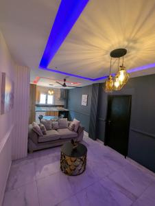 Ruang duduk di ABO APartments