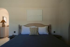 Postel nebo postele na pokoji v ubytování Black Rose Beach Suites