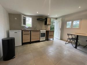 une grande cuisine avec une table et un comptoir dans l'établissement Deux mini villas distancees 10 metres pour 6 personnes, à Saint-Florent