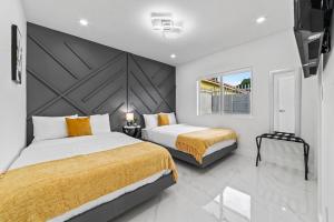 Ένα ή περισσότερα κρεβάτια σε δωμάτιο στο Lakefront Mansion, 5min 2 Hard Rock Stadium, 30Gsts L65 +61 φωτογραφίες