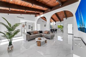 Χώρος καθιστικού στο Lakefront Mansion, 5min 2 Hard Rock Stadium, 30Gsts L65