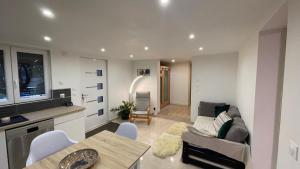 Ruang duduk di Le Havre d'Athena, App spacieux 2 chambres, Grand Jardin Privé, Sauna, WiFi & Abri Vélos