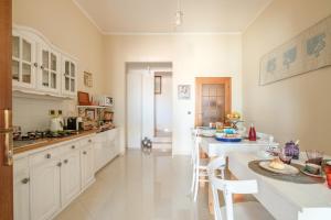 A kitchen or kitchenette at B&B Artemisia