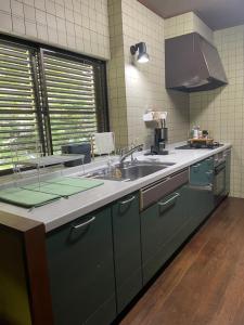 Dapur atau dapur kecil di 庭付き和モダン平屋の一棟貸し 居庵 iori-ori 小さな森に住む