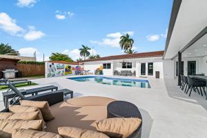 Πισίνα στο ή κοντά στο Lakefront Mansion, 5min 2 Hard Rock Stadium, 30Gsts L65