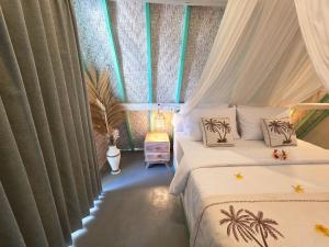 A bed or beds in a room at Secret Triangle
