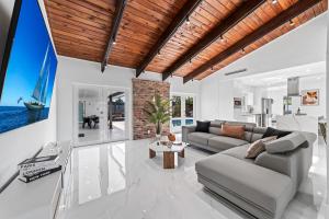 Μια τηλεόραση ή/και κέντρο ψυχαγωγίας στο Lakefront Mansion, 5min 2 Hard Rock Stadium, 30Gsts L65