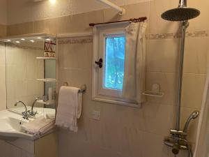 La salle de bains est pourvue d'un lavabo, d'une douche et d'une fenêtre. dans l'établissement Deux mini villas distancees 10 metres pour 6 personnes, à Saint-Florent 30 autres photos