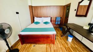 Un pat sau paturi într-o cameră la Nest Of Peak Ella