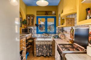 Kuchyňa alebo kuchynka v ubytovaní Casa en urb Cala Montgó + 25 fotografií