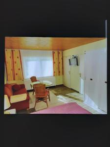 un soggiorno con un divano e un tavolo di Kölp - Gentz H a Kölpinsee auf Usedom