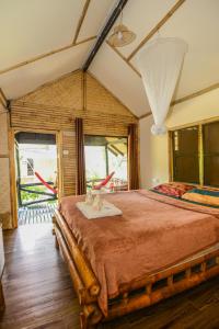 ein Schlafzimmer mit großem Bett und großem Fenster in der Unterkunft Sairee View Resort in Ko Tao