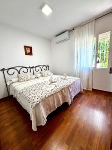 En eller flere senge i et værelse på Bajamar 24 + 46 billeder