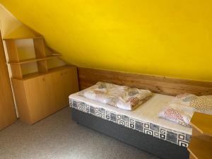 Postel nebo postele na pokoji v ubytování Apartmány Jedovnice