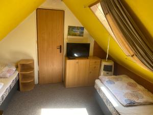 Postel nebo postele na pokoji v ubytování Apartmány Jedovnice