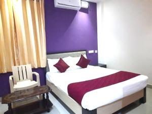 Naadi Hotel New Busstand Thanjavur客房内的一张或多张床位
