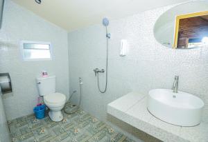 ein Badezimmer mit Dusche, Toilette und Waschbecken in der Unterkunft Sairee View Resort in Ko Tao