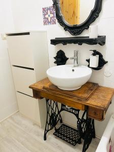 y baño con lavabo blanco sobre una mesa de madera. en Casa Etrulia, en Fabrica di Roma