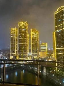 un perfil urbano con edificios altos por la noche en Aveline Suites Riverline, en Manila