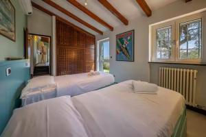 En eller flere senge i et værelse på VILLA SANTINCIELO - Relax tra Cielo e Mare + 34 billeder