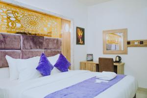 Postel nebo postele na pokoji v ubytování Triple J Universal Hotel and Suites